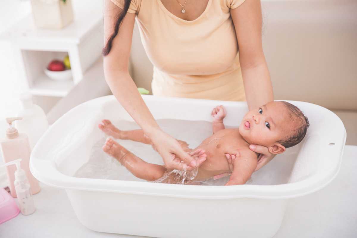 trang trí nhà vệ sinh có chậu tắm cho bé trang trí nhà vệ sinh có chậu tắm bé