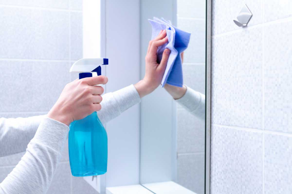 trang trí nhà vệ sinh bằng cách lau chùi kính trang trí nhà vệ sinh bằng cách lau chùi gương