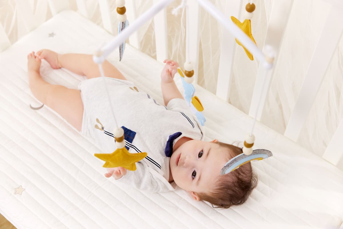 chọn nệm cho trẻ sơ sinh Trẻ sơ sinh nằm nệm được không