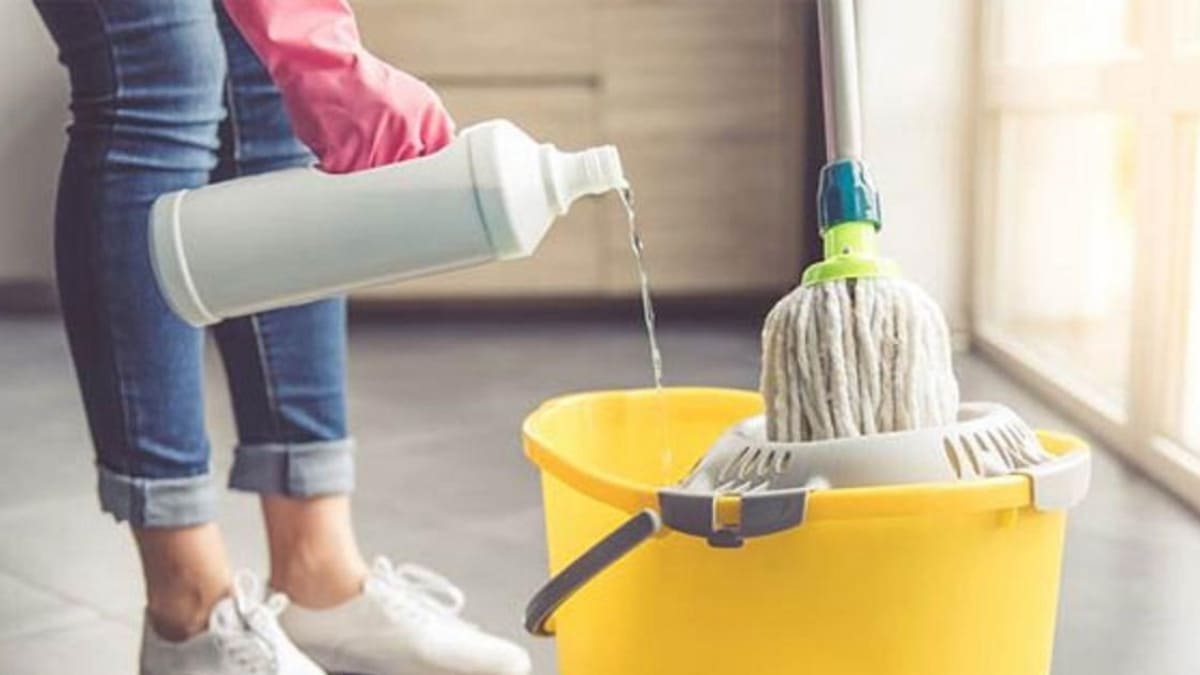 cách lau nền gạch men dính dầu mỡ