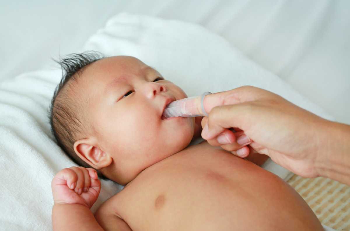 rơ lưỡi cho trẻ sơ sinh với rau ngót rơ lưỡi cho trẻ sơ sinh bằng rau ngót