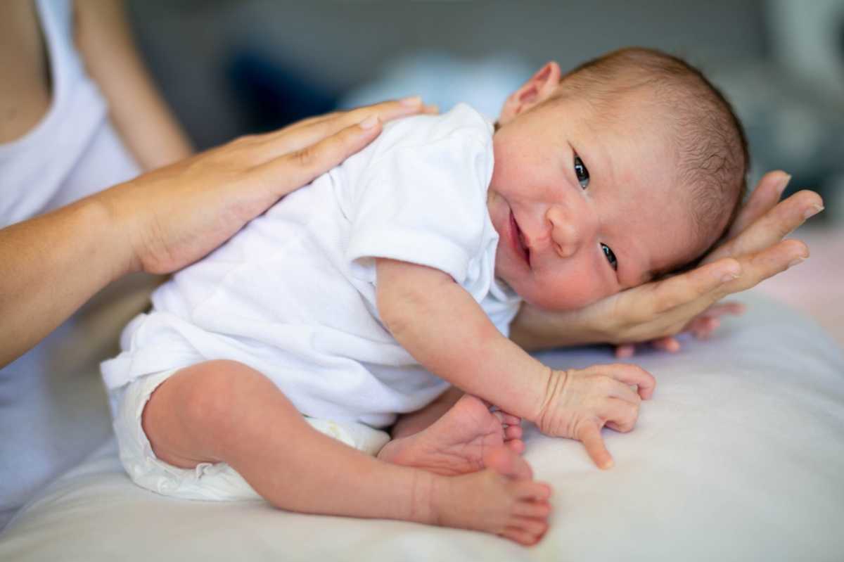 mẹo trị ọc sữa cho trẻ sơ sinh là vỗ ợ hơi đúng cách mẹo trị ọc sữa cho trẻ sơ sinh là vỗ ợ hơi