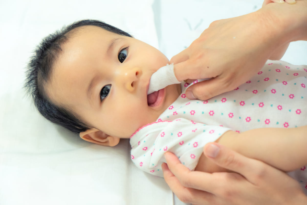 rơ lưỡi bằng rau ngót cho bé chuẩn bị rơ lưỡi bằng rau ngót cho bé