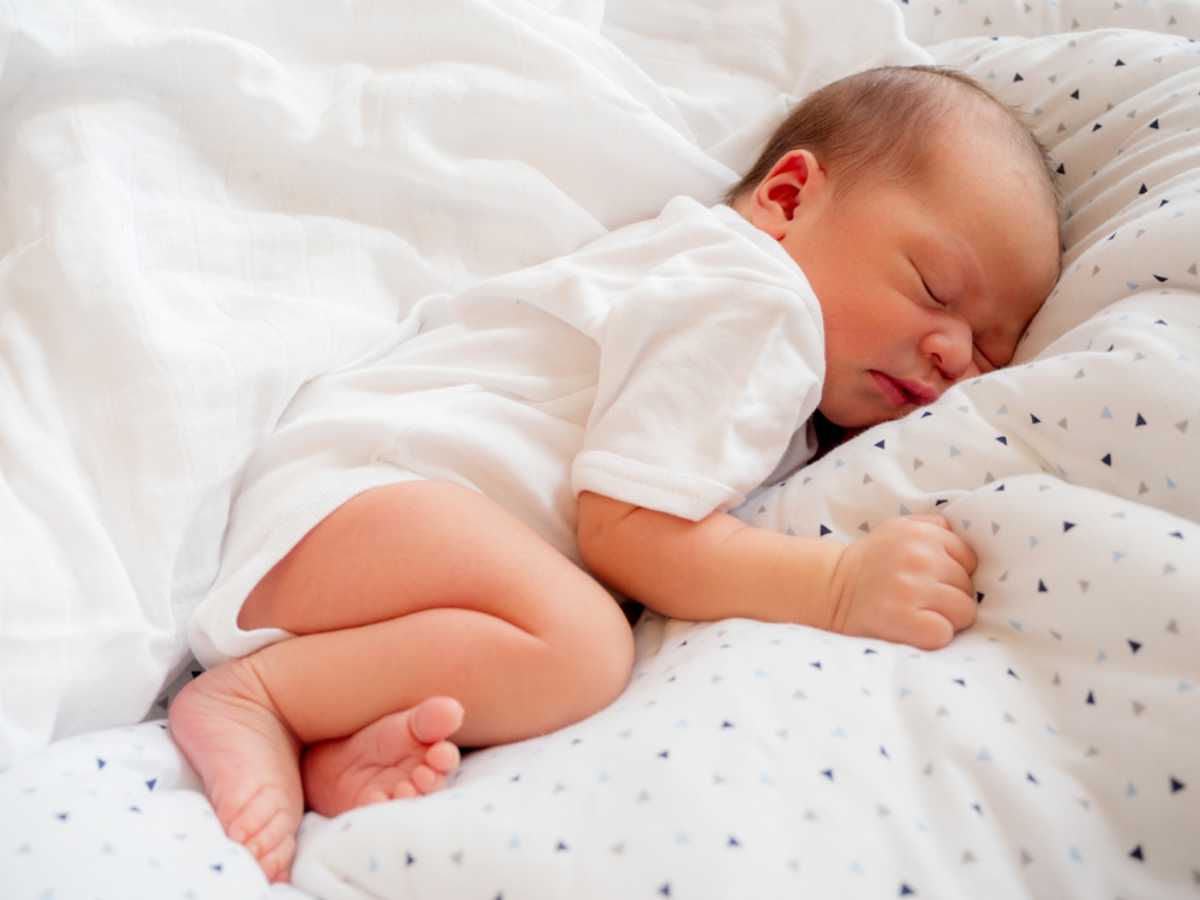 lợi ích khi trẻ sơ sinh nằm nghiêng