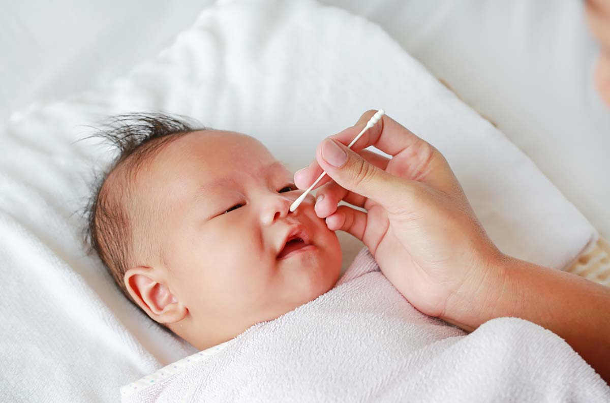 Trẻ sơ sinh sổ mũi, ba mẹ đã biết cách giúp con dễ chịu hơn chưa? 32 trẻ sơ sinh bị sổ mũi