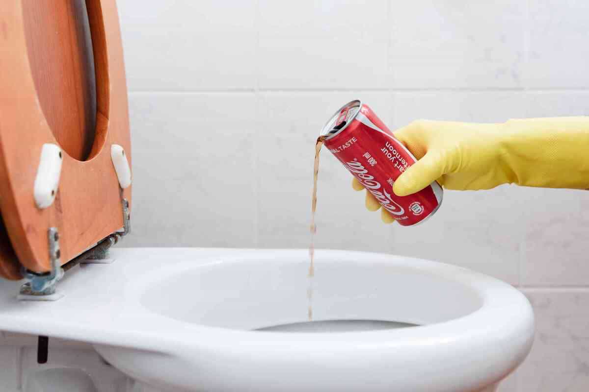 vệ sinh bồn cầu bị ố vàng bằng coca cola Tẩy trắng bồn cầu bị ố vàng bằng coca cola