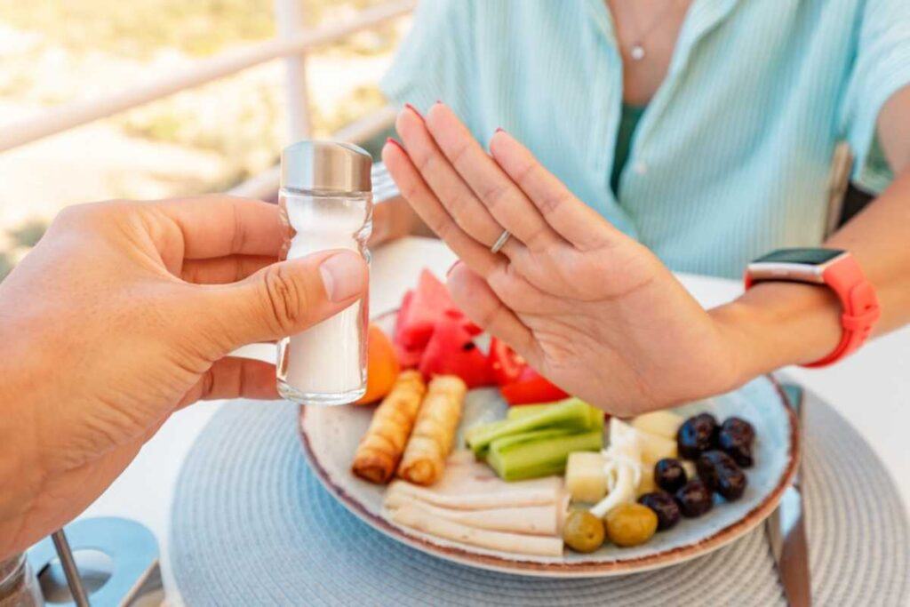 Chế độ ăn hạn chế muối giúp đẩy lùi mọi bệnh tật