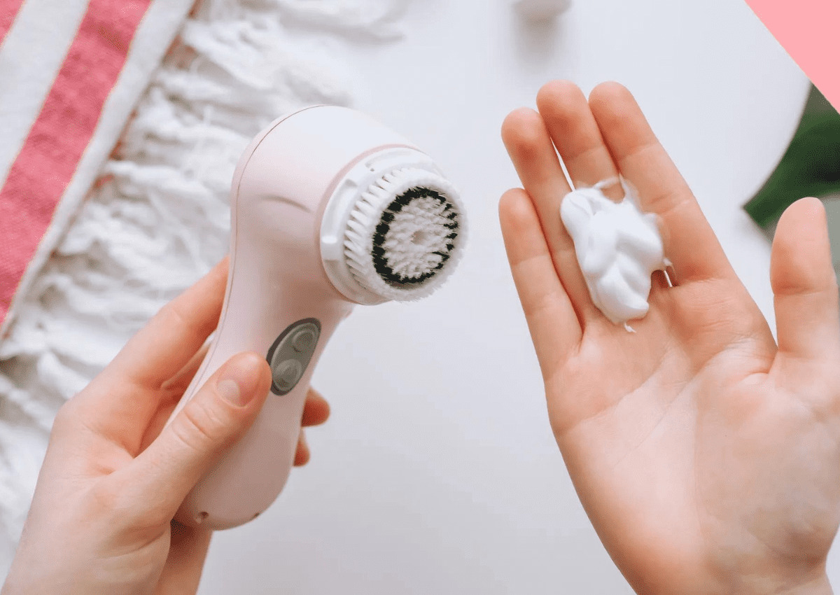 có nên dùng máy rửa mặt máy rửa mặt là gì