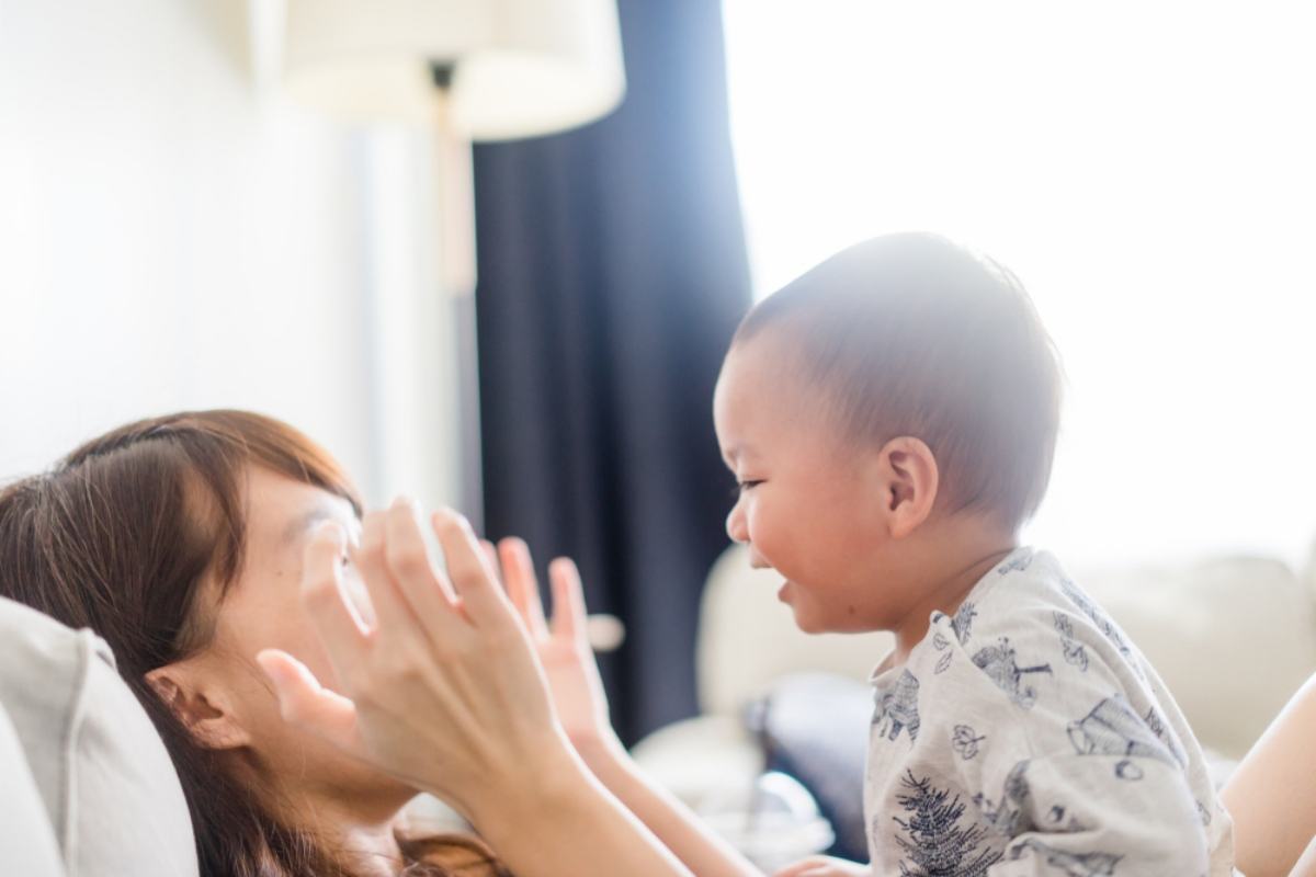 Ngoài cù lét trẻ sơ sinh mẹ có thể chơi ú òa với bé