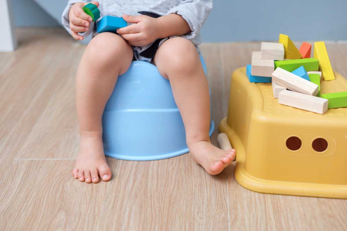 em bé ngồi bô cùng đồ chơi em bé ngồi bô với đồ chơi