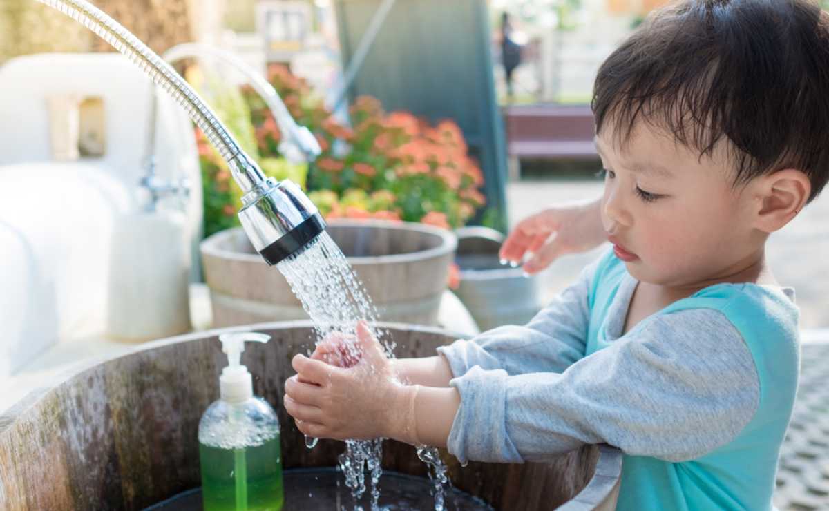 em bé ngồi bô xong nên rửa sạch tay em bé ngồi bô xong nên rửa tay