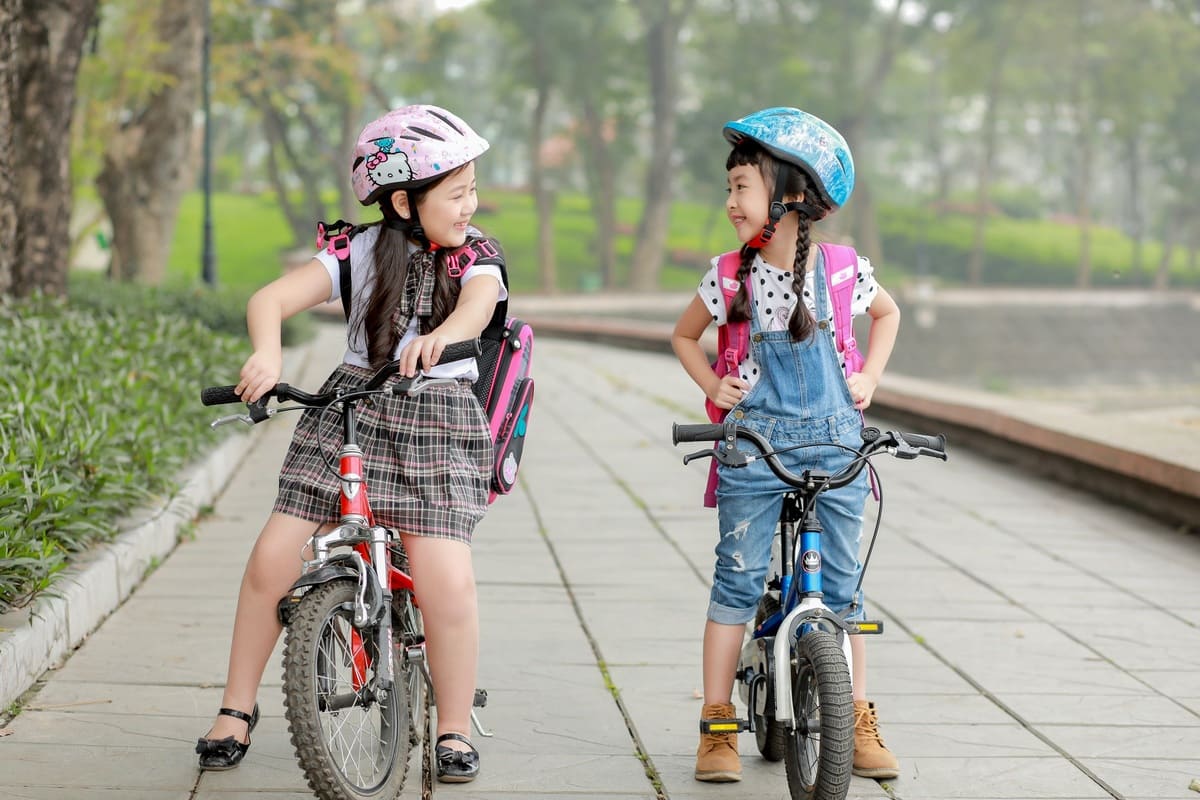 cho con tự đi xe đến trường học bố mẹ cho con tự đi xe đến trường học