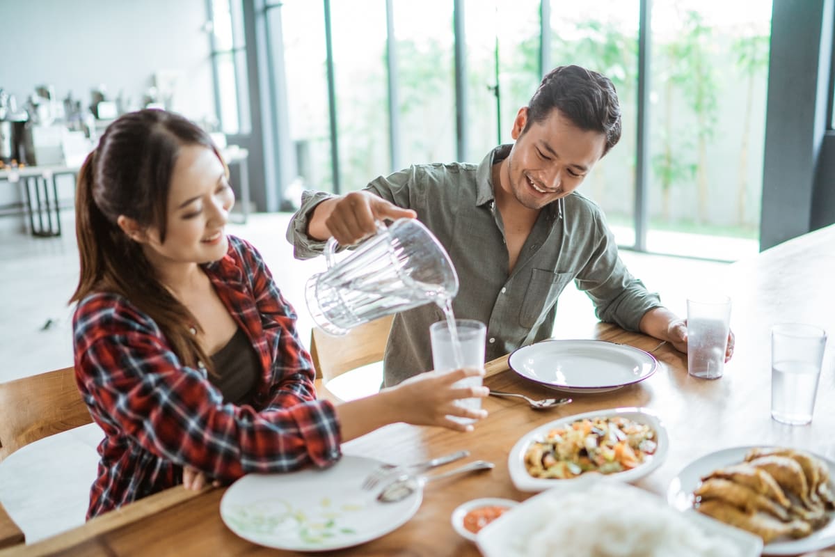 có nên vừa ăn vừa uống nước tác hại khi vừa ăn vừa uống nước