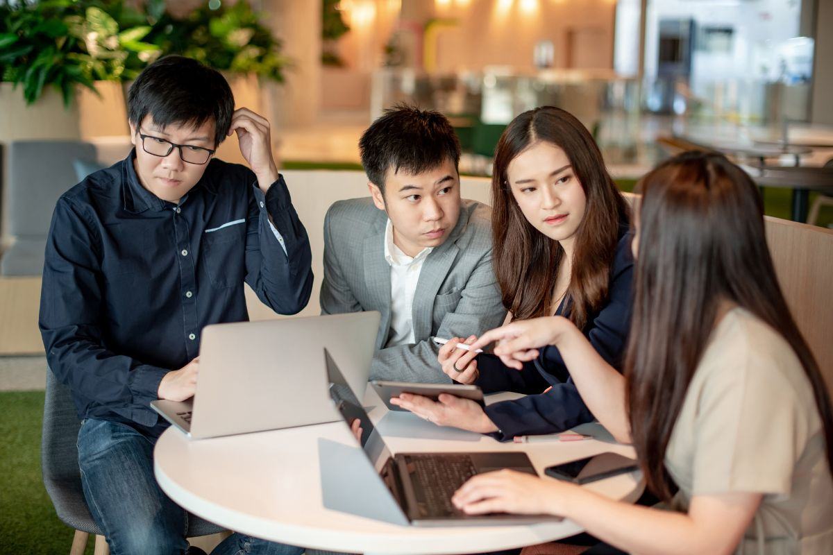 04 chủ đề không nên nói chuyện với đồng nghiệp 