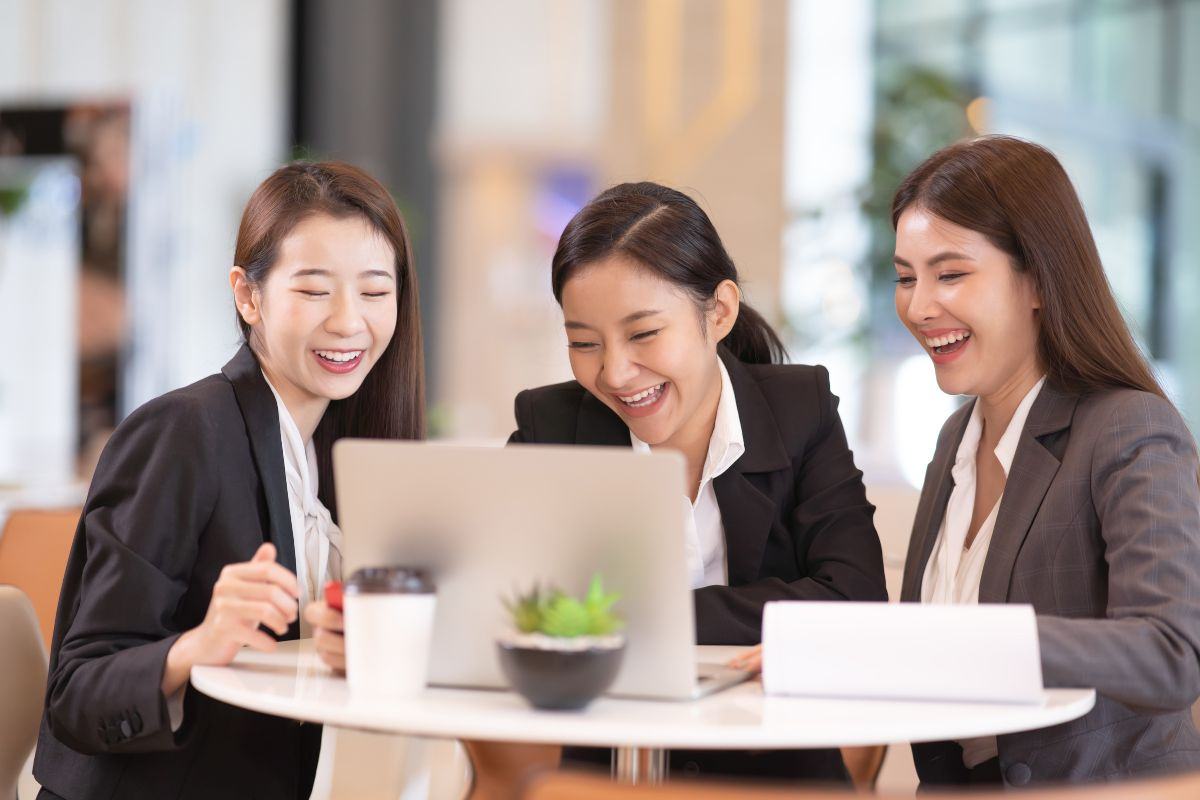 chọn chủ đề thích hợp khi giao tiếp với đồng nghiệp sẽ mang lại cho bạn nhiều điều tích cực hơn