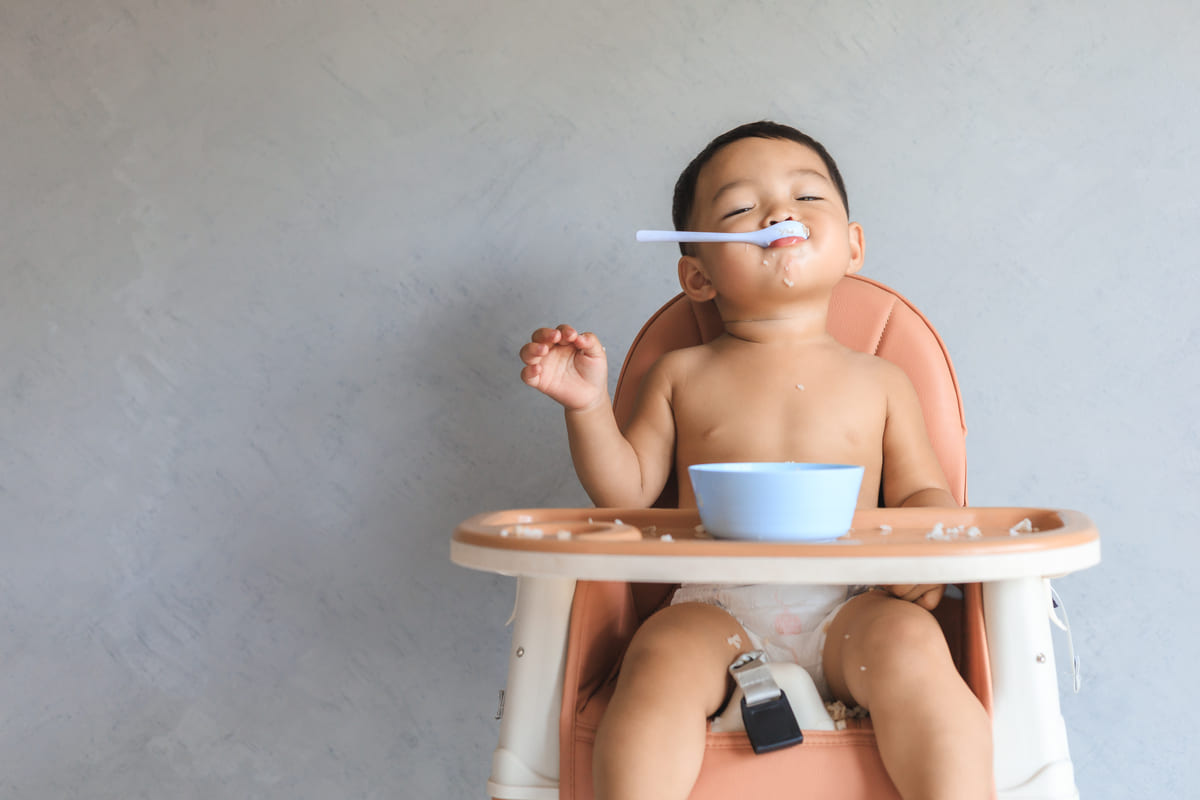 Bé ăn dặm đũa tập ăn cho bé