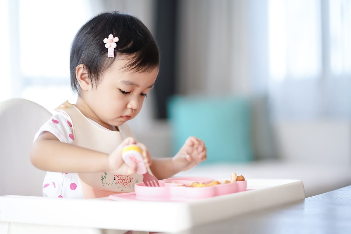 cho bé ăn dặm từ mấy tháng tuổi Bé mấy tuổi bắt đầu ăn dặm