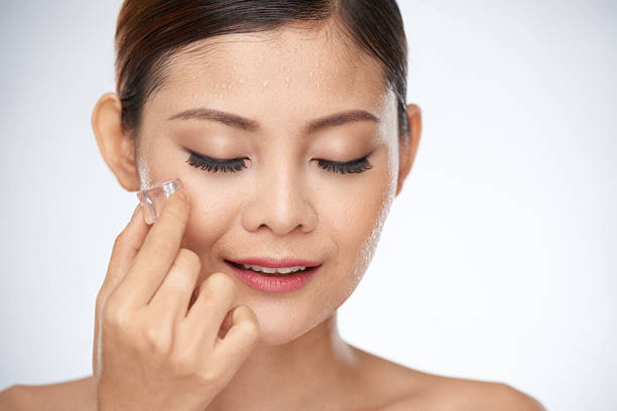 chườm đá lên mặt