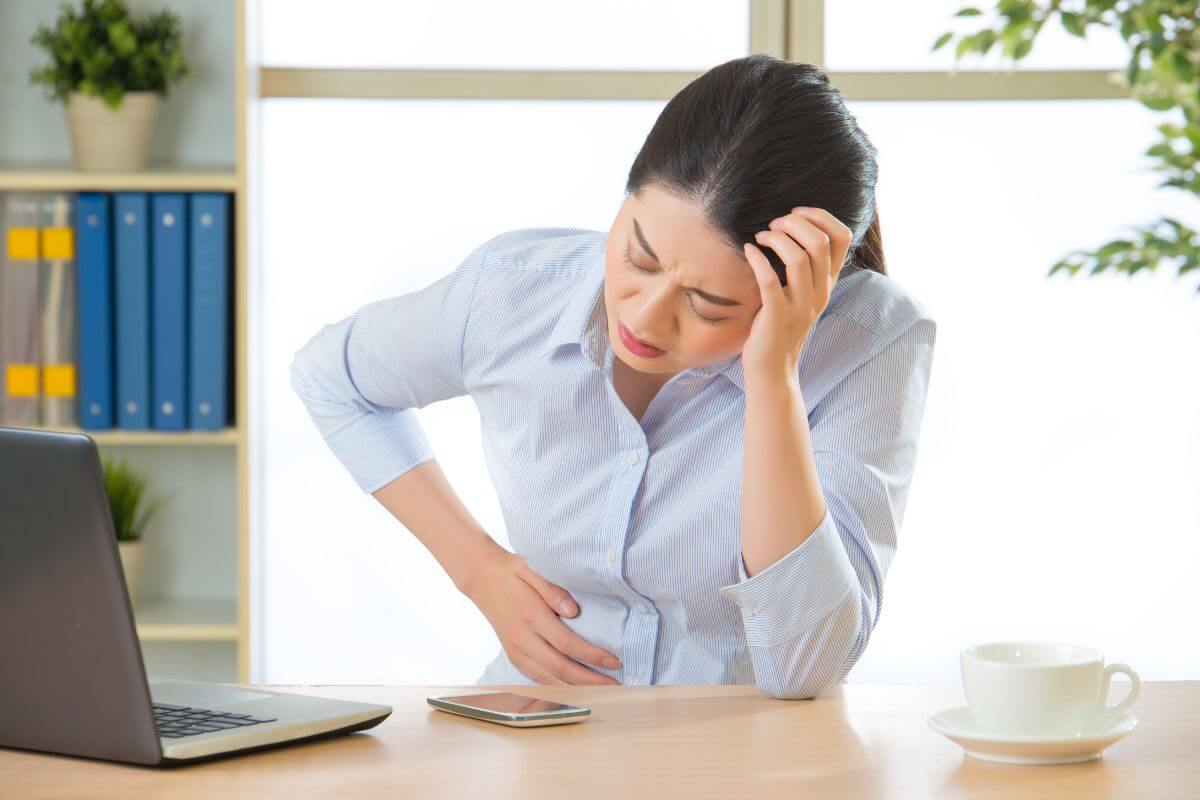 Đau dạ dày nên làm gì: 4 cách xử lý khẩn cấp nên “bỏ túi” để áp dụng khi cần