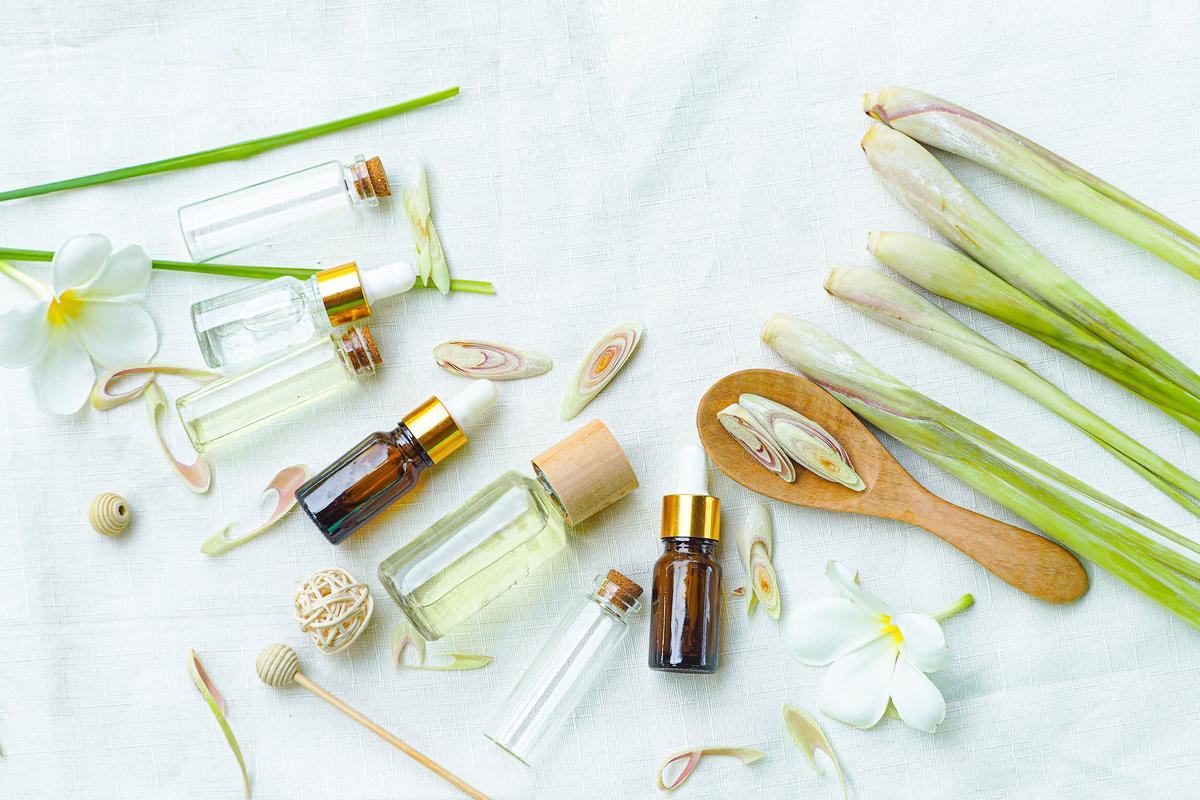 khi mỏi cổ vai gáy nên dùng tinh dầu sả để massage khi mỏi cổ vai gáy nên dùng tinh dầu sả xoa bóp
