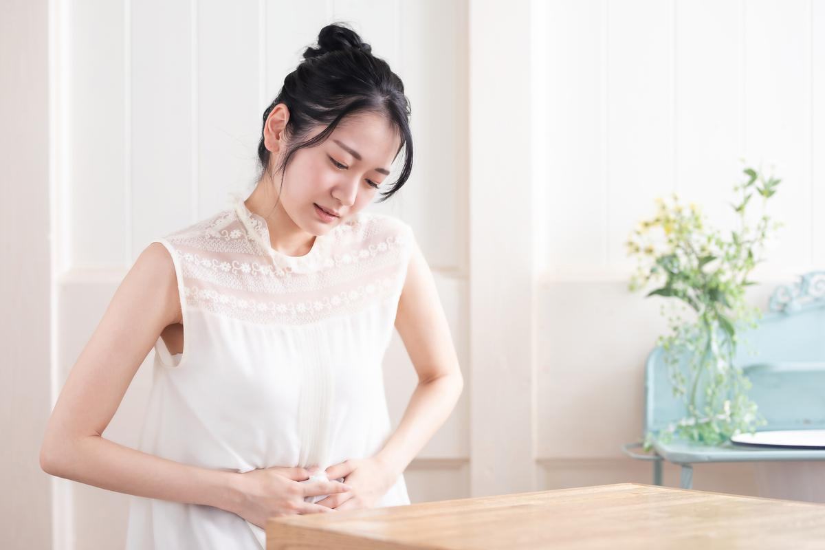 cần ngừng xức dầu gió khi bị đau bụng cần ngừng xức dầu gió khi cảm thấy đau bụng