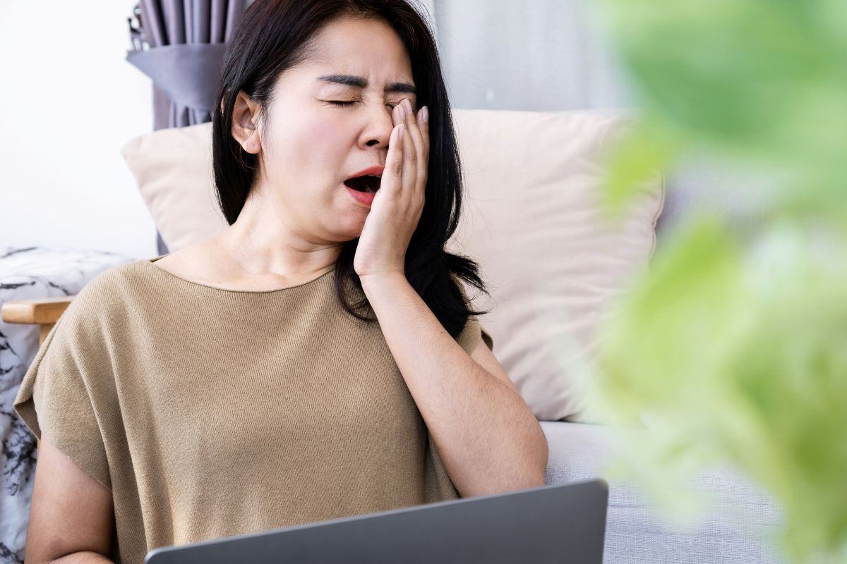 bật dậy đột ngột khi ngủ vừa thấc giấc còn ảnh hưởng đến sức khoẻ tinh thần và hiệu suất công việc