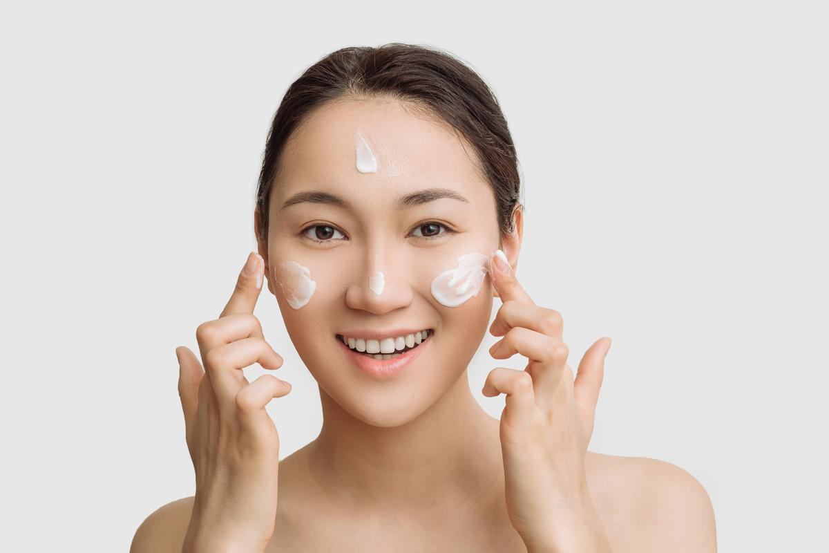 Các bước chăm sóc da cơ bản là thoa kem dưỡng ẩm Các bước chăm sóc da cơ bản là dùng kem dưỡng ẩm