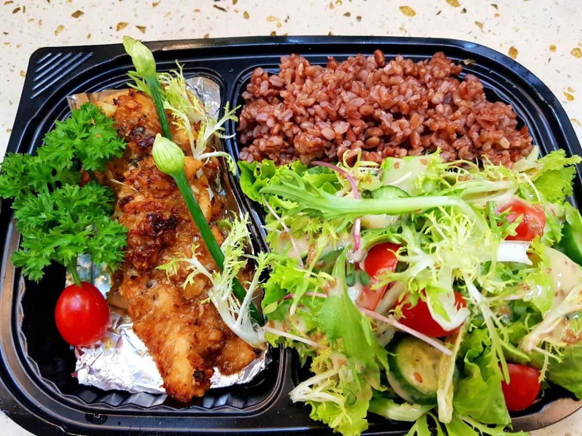 Cách nấu cơm gạo lứt đen cùng gà chiên sốt hạnh nhân Cách nấu cơm gạo lứt đen với gà chiên sốt hạnh nhân