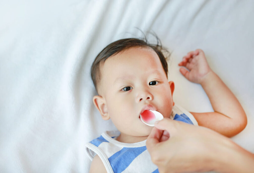 cho trẻ sơ sinh uống thuốc