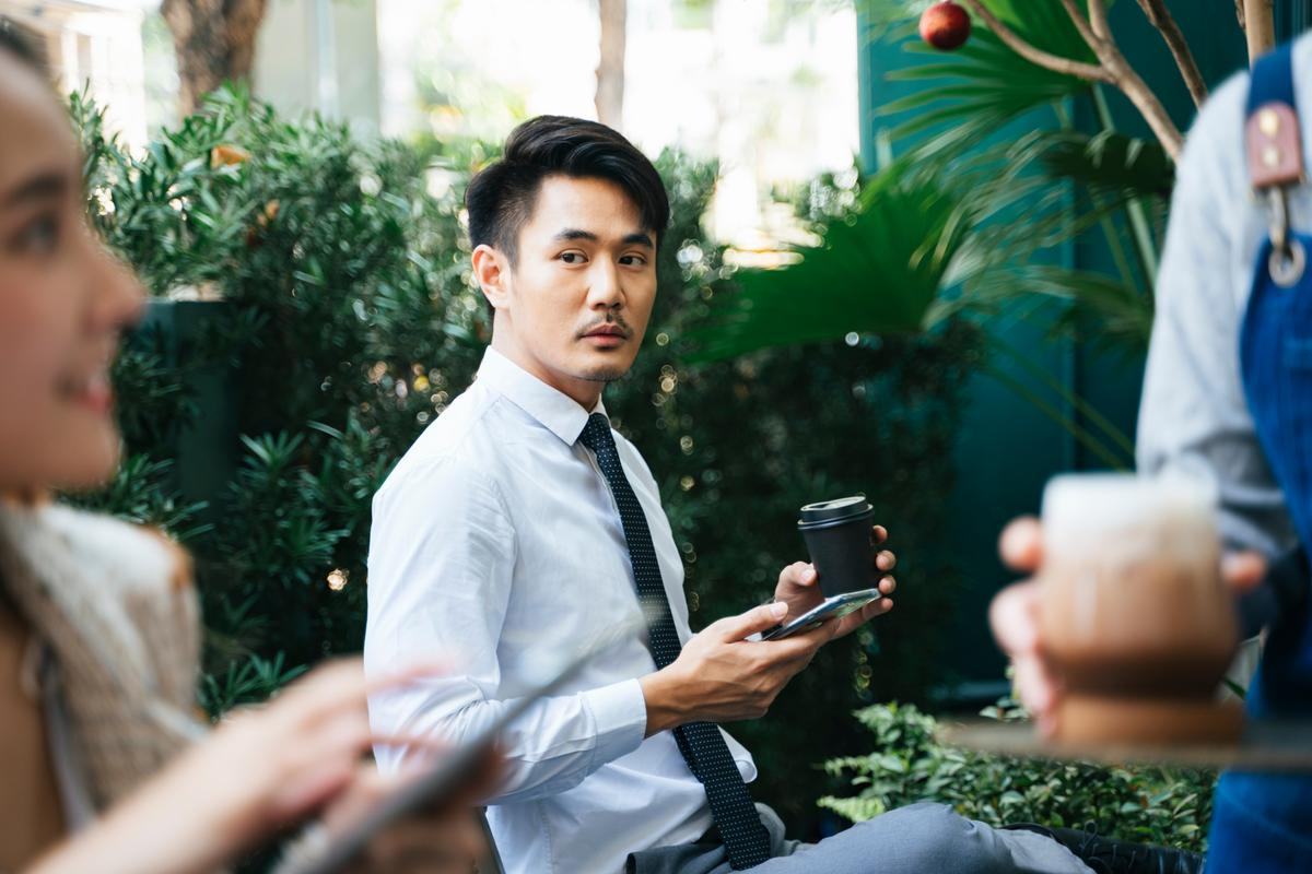 dấu hiệu ngoại tình tư tưởng là thường nhìn lén dấu hiệu ngoại tình tư tưởng là hay nhìn lén