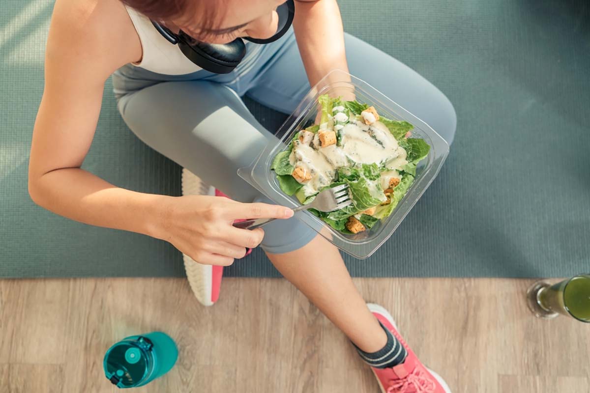 áp dụng chế độ ăn uống lành mạnh sẽ giúp cơ thể tràn đầy năng lượng tích cực