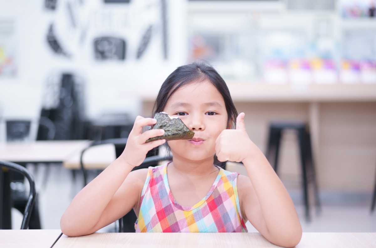cho trẻ em ăn rong biển cho trẻ ăn rong biển