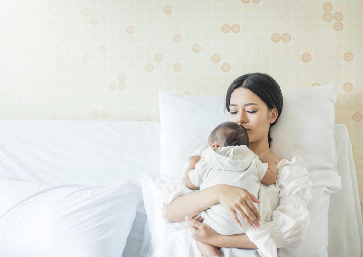 Bé tự nhiên khóc thét khi ngủ có đáng lo hay không Nên làm gì nếu bé đang ngủ tự nhiên khóc thét lên