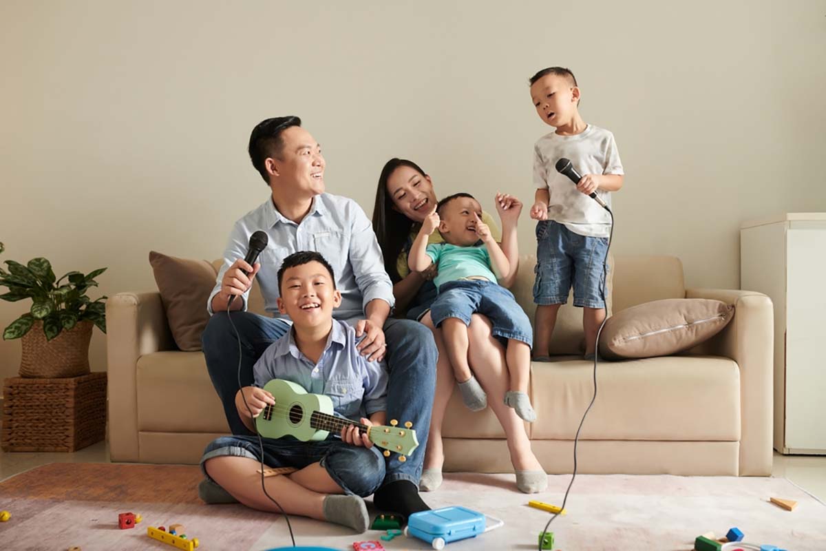 Khuyến khích trẻ nhút nhát biểu diễn ca hát Khuyến khích trẻ nhút nhát biểu diễn trước nhiều người