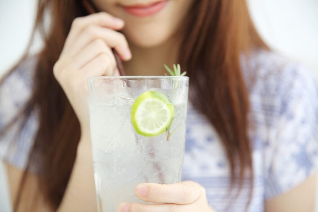 Đau dạ dày uống nước chanh mật ong mỗi ngày được không