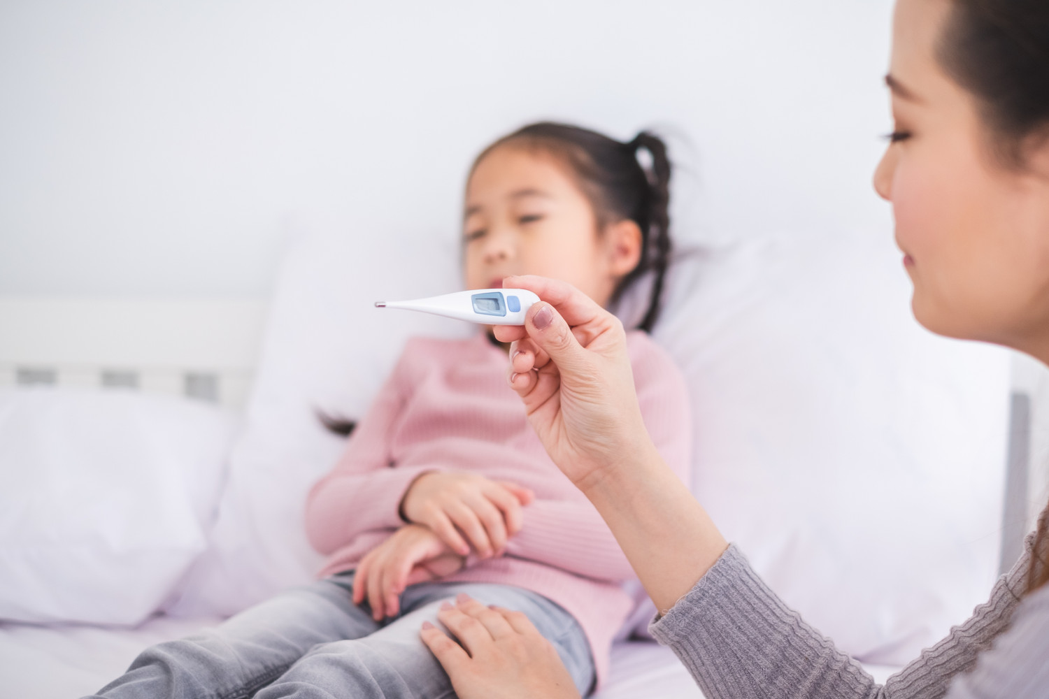 dấu hiệu nhiễm sán chó là trẻ sốt nhẹ dấu hiệu nhiễm sán chó là trẻ bị sốt