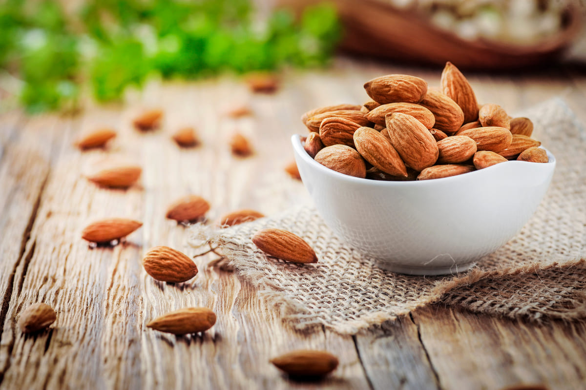 11 nhóm thực phẩm giúp giảm cholesterol trong máu, ngăn ngừa đột quỵ 36 hạnh nhân giúp giảm cholesterol trong máu