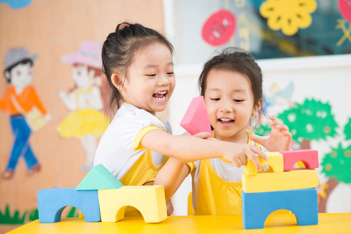 két bạn mới