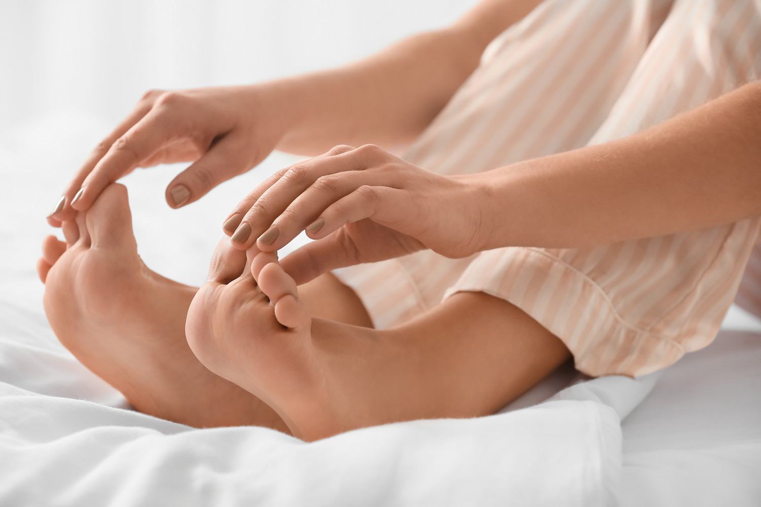 mang giày cao gót bị đau chân thì nên massage chân
