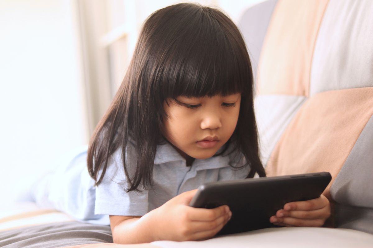 Muốn con tôn trọng thời gian, ba mẹ hãy thiết lập ranh giới thời gian đối với công nghệ