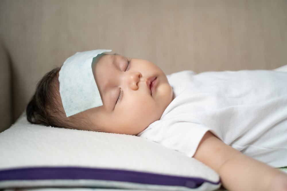 Trẻ sốt về đêm có nguy hiểm không, xử lý thế nào cho đúng?
