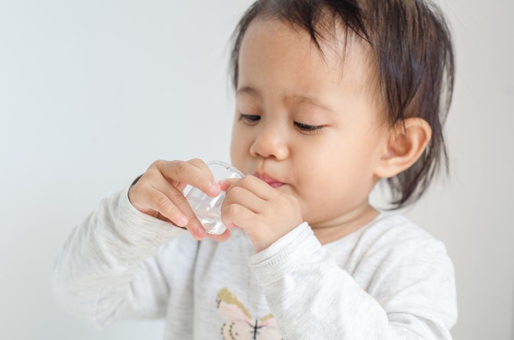 trẻ sốt về đêm cần cho uống nhiều nước trẻ sốt về đêm cần cho uống nước nhiều