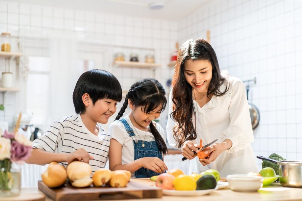bí quyết ăn uống an toàn là cho trẻ tập nấu ăn bí quyết ăn uống an toàn là cho trẻ vào bếp