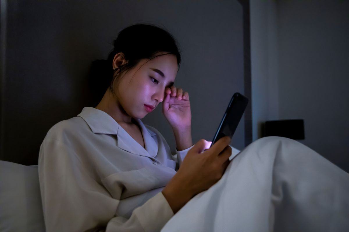 anh-sang-xanh-dien-thoai-buoi-toi Ánh sáng xanh điện thoại hại da như thế nào?