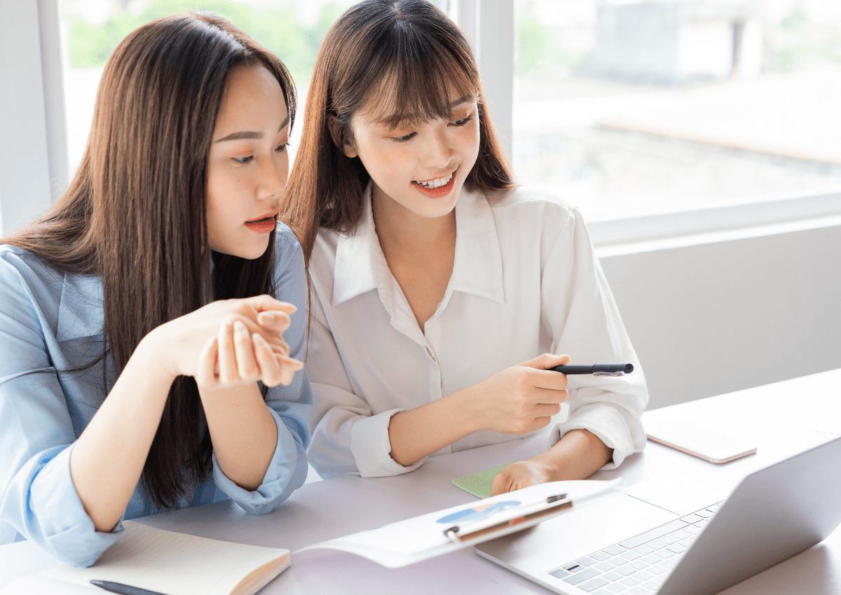 6 Cách bắt chuyện khi không biết nói gì giữa đám đông