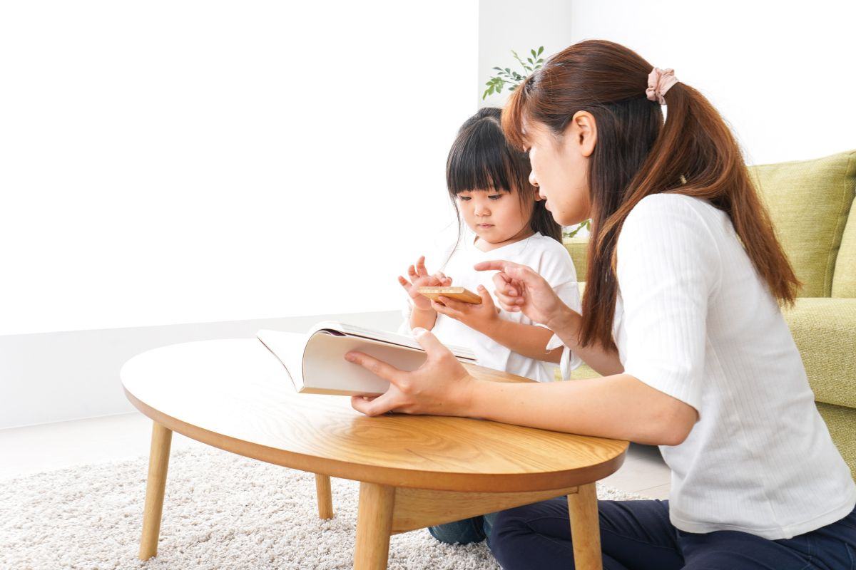 day-con-tu-tin Nhận biết trẻ nhút nhát khi ba mẹ dạy con sai cách