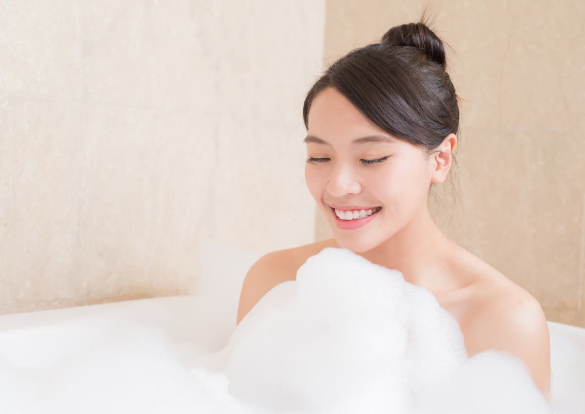 Nên tắm nước ấm hay nước lạnh trước khi đi ngủ