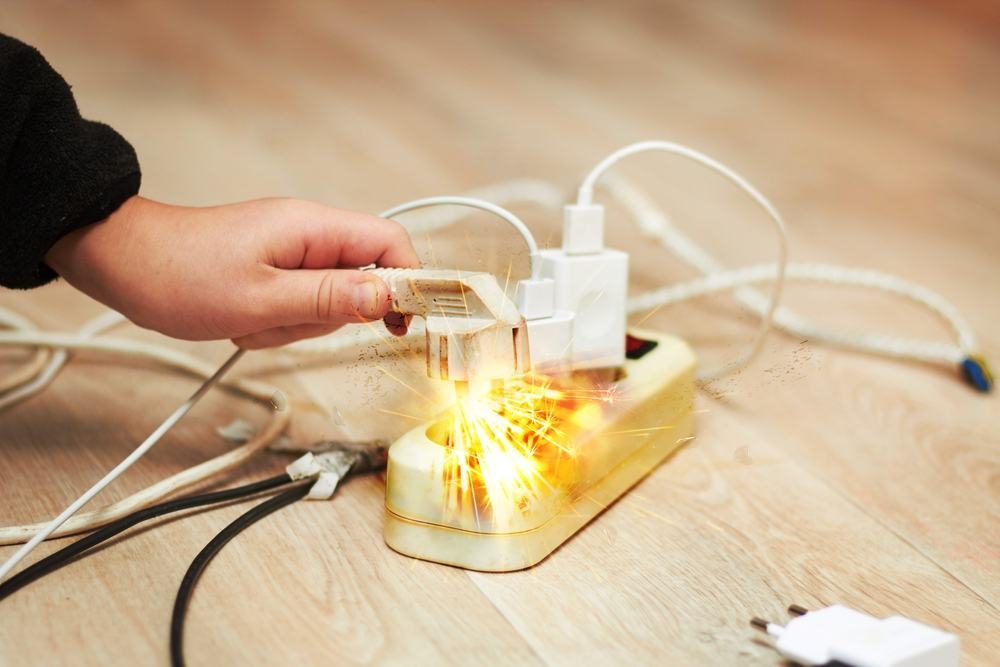 Bí kíp bảo vệ trẻ khỏi bị điện giật mà ba mẹ cần nằm lòng