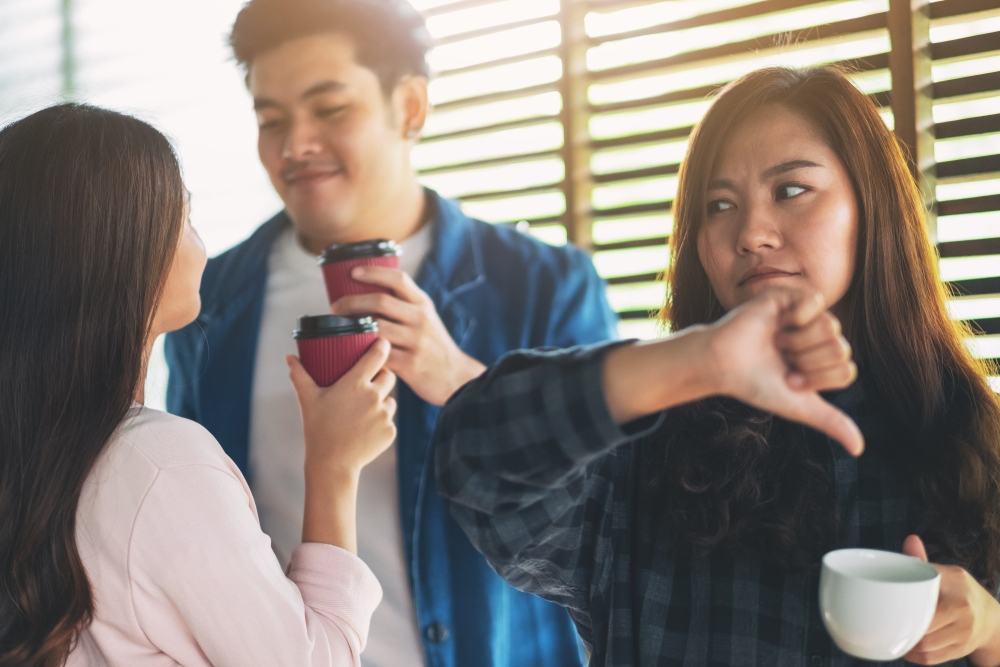 bạn chơi xấu khi xen vào chuyện tình cảm của mình bạn chơi xấu khi xen vào chuyện tình cảm của người khác
