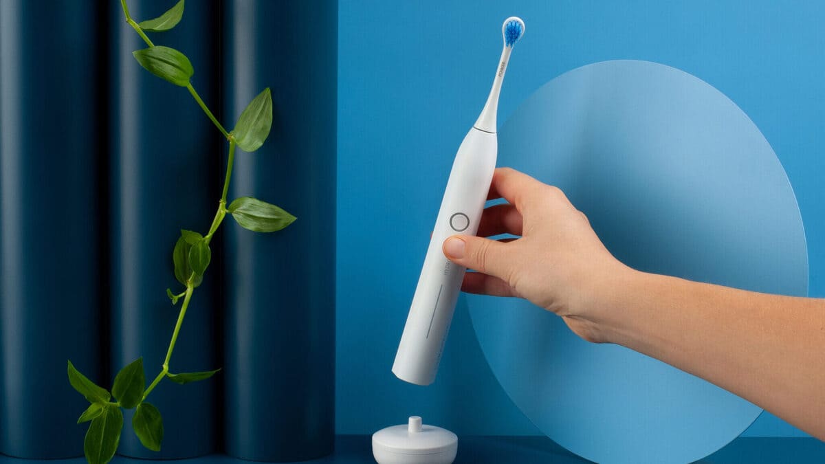 đánh răng bằng bàn chải điện